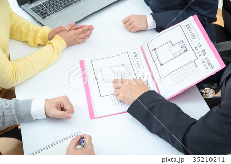 不動産屋さん　賃貸マンション　説明員　物件紹介　家探し　写真素材　お客様　ボディーパーツ 35210241
