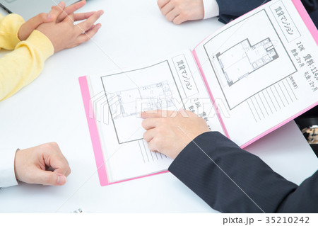 不動産屋さん　賃貸マンション　説明員　物件紹介　家探し　写真素材　お客様　ボディーパーツ 35210242