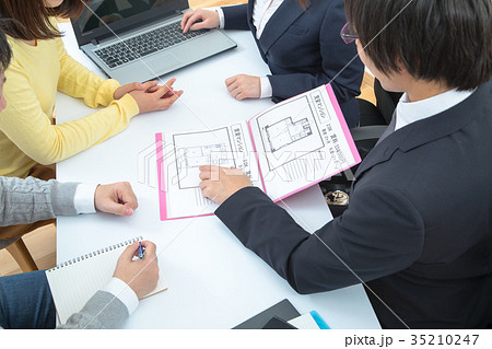 不動産屋さん　賃貸マンション　説明員　物件紹介　家探し　写真素材　お客様　ボディーパーツ 35210247