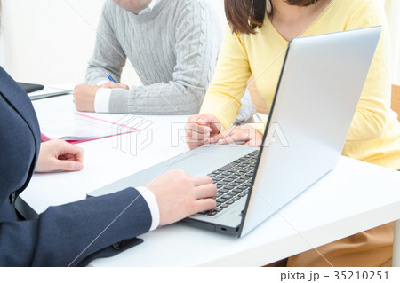 不動産屋さん　賃貸マンション　説明員　物件紹介　家探し　写真素材　お客様　ボディーパーツ 35210251