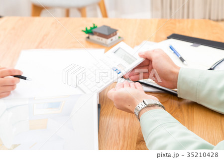 マイホーム計画　金額提示　建設会社　工務店　物件紹介　家探し　写真素材　お客様　ボディーパーツ 35210428