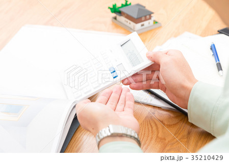 マイホーム計画　金額提示　建設会社　工務店　物件紹介　家探し　写真素材　お客様　ボディーパーツ 35210429