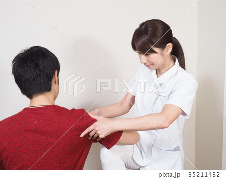 腕をマッサージをする女性 35211432