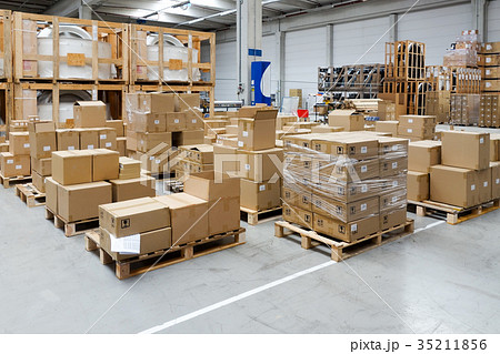 物流倉庫に保管されているダンボール 35211856