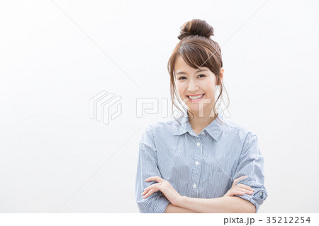 若い女性　どや顔 35212254