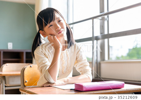 悩む 小学生 女の子 教室 勉強 35212609