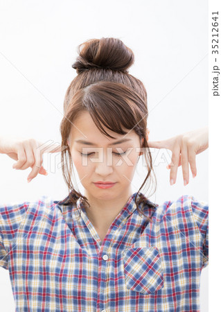 若い女性　ネガティブ　うるさい　 35212641