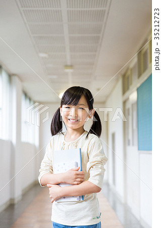 小学生 女の子 学校 ポートレートの写真素材