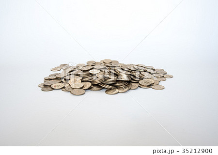 500円玉硬貨の山 35212900