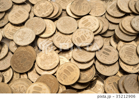 500円玉硬貨の山の写真素材