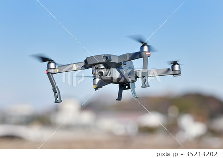 飛行中の小型ドローン 飛行中の小型ドローン 35213202