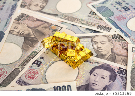 日本円のお札と金塊のイメージ 日本円のお札と金塊のイメージ 35213269