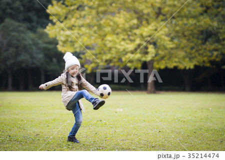 サッカーボールで遊ぶ女の子の写真素材