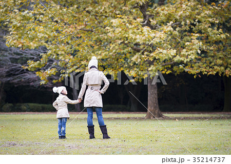 秋の公園で遊ぶ親子 秋の公園で遊ぶ親子 35214737