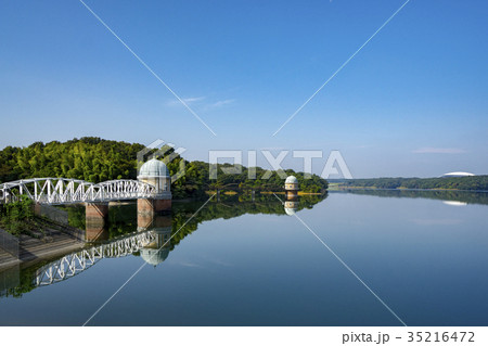 青空の秋の多摩湖　村山貯水池の鏡のような湖面に浮かぶ第一取水塔と第二取水塔 35216472