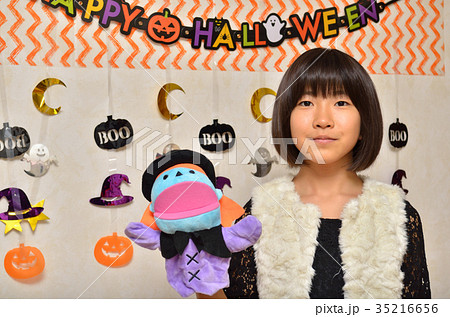 ハロウィンパーティーを楽しむ女の子 ハロウィンパーティーを楽しむ女の子 35216656