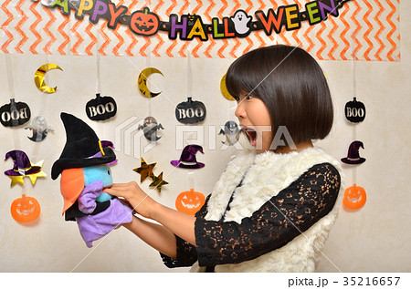 ハロウィンパーティーを楽しむ女の子 35216657