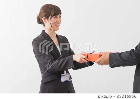 若い女性　ビジネス　プレゼント 35216956