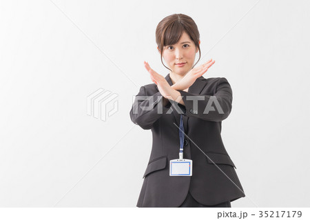 若い女性　ビジネス　考える 35217179