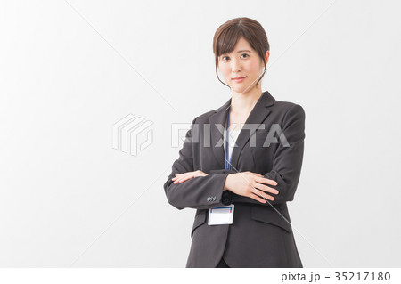若い女性　ビジネス　考える 35217180