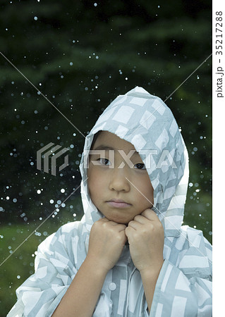 雨の日にカッパを着て外に出る子供 35217288
