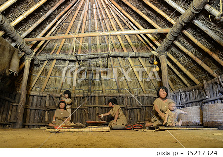 竪穴式住居内、縄文家族復元人形 竪穴式住居内、縄文家族復元人形 35217324