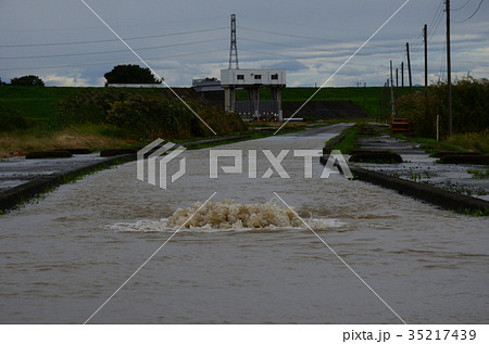 台風により増水し河川のマンホールから逆流する排水 35217439