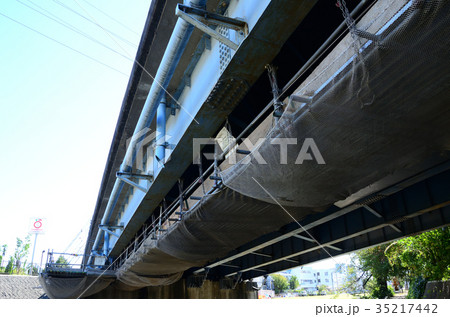 強度補強工事中の橋梁の裏側 35217442