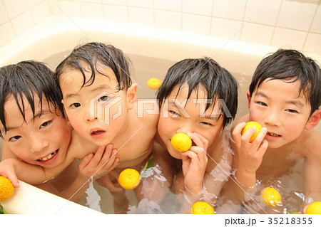 兄弟そろっての柚子湯 兄弟そろっての柚子湯 35218355