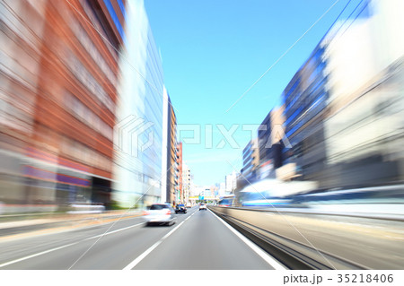東京の幹線道路を走行する車 東京の幹線道路を走行する車 35218406