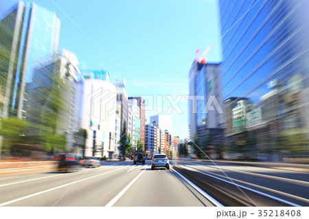 東京の幹線道路を走行する車 東京の幹線道路を走行する車 35218408
