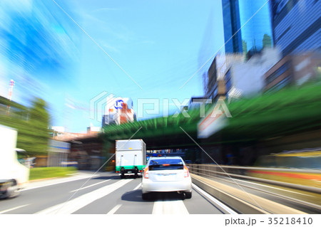 東京の幹線道路を走行する車 東京の幹線道路を走行する車 35218410
