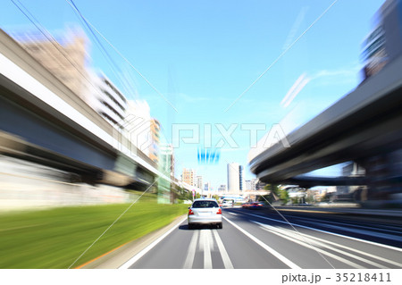 東京の幹線道路を走行する車 35218411