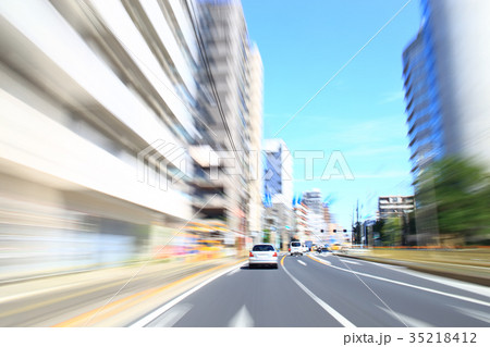 東京の幹線道路を走行する車 35218412