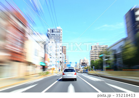 東京の幹線道路を走行する車 東京の幹線道路を走行する車 35218413