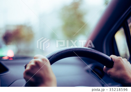 車のハンドルを持つ手 35218596
