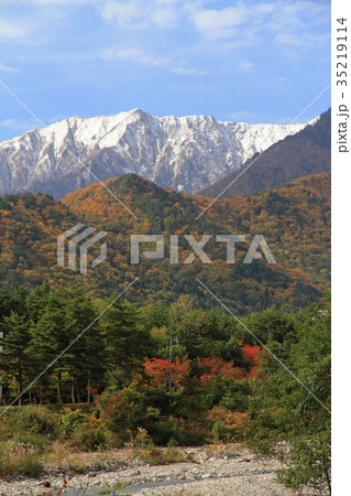 北アルプス山麓の秋　三段染の紅葉 35219114