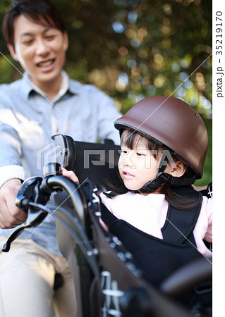 自転車 子供 送迎 送り 迎え 二人乗り 電動アシスト自転車 二人乗り パパ 父親 ファミリー の写真素材