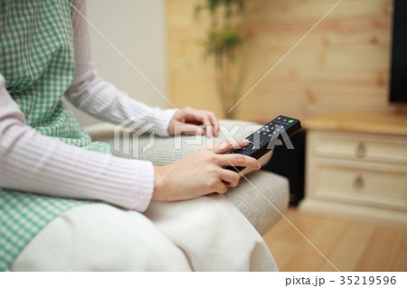 主婦 (リモコン TV ソファ エプロン リビング 椅子 イス 座る テレビ インターネット) 35219596