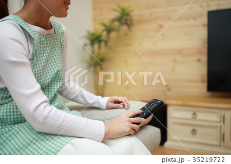 主婦 (リモコン TV ソファ エプロン リビング 椅子 イス 座る テレビ インターネット) 35219722