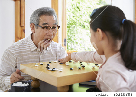 囲碁 孫娘 口をあける 35219882