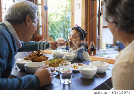 食べさせる 孫娘 食事 35219976