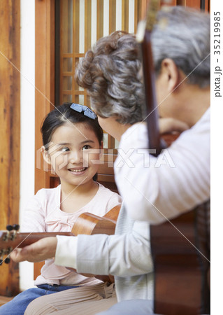 孫娘 おばあちゃん 祖父の写真素材