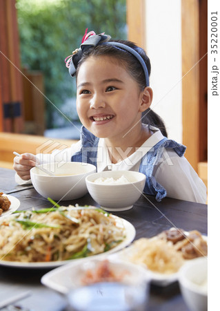 食べる 少女 食事 35220001