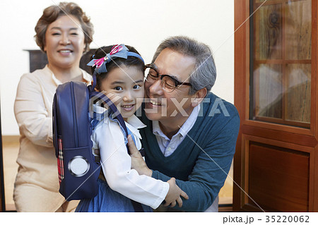 登下校 笑顔 微笑 35220062