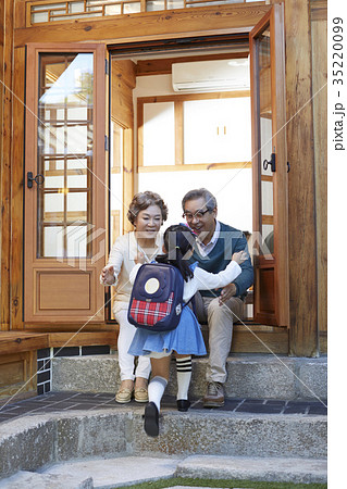 家族 ファミリー 登下校 35220099