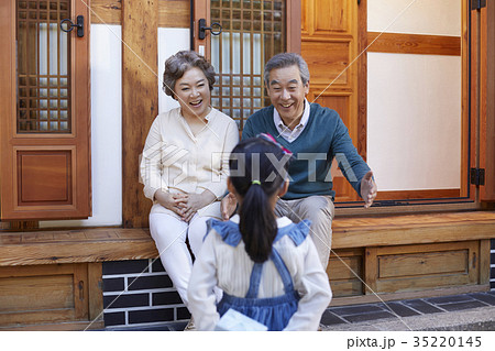 笑顔 微笑 微笑み 35220145