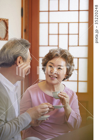 高齢者 老人 夫婦 35220248