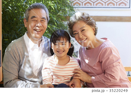 笑顔 微笑 微笑み 35220249
