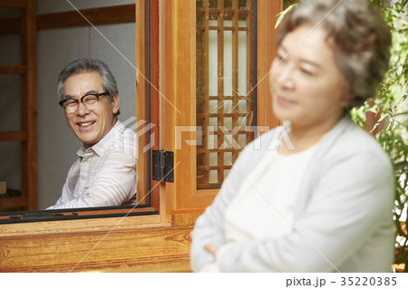 眺める  外を見る 高齢者 35220385